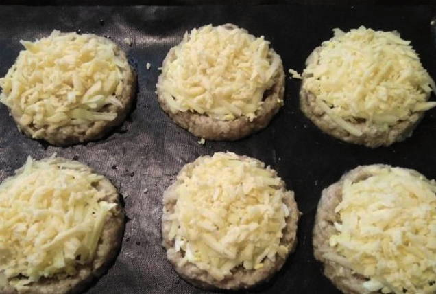 Стожки из куриного фарша в духовке