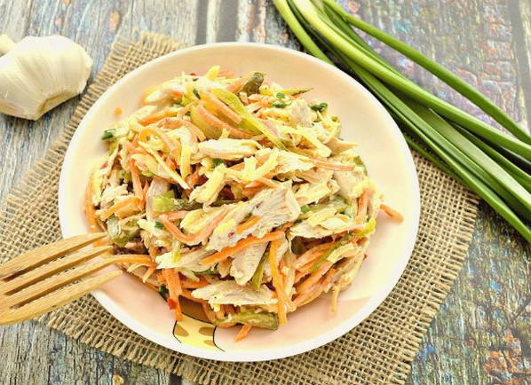 Салат «Лисичка» с корейской морковкой и курицей