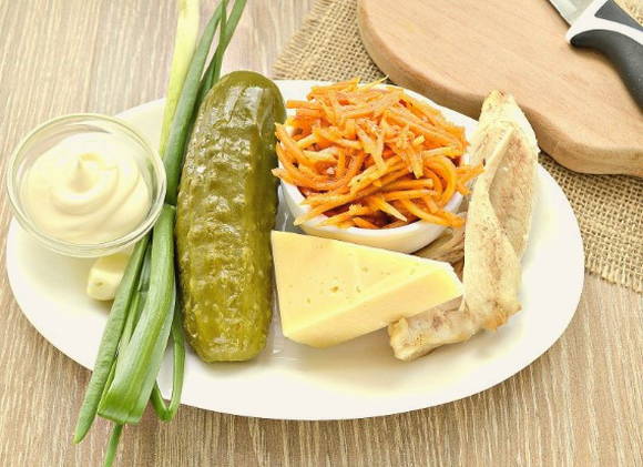 Салат «Лисичка» с корейской морковкой и курицей