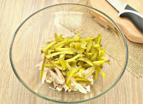 Салат «Лисичка» с корейской морковкой и курицей