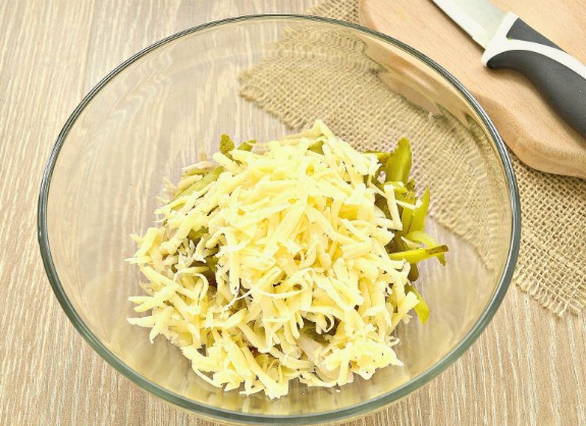 Салат «Лисичка» с корейской морковкой и курицей