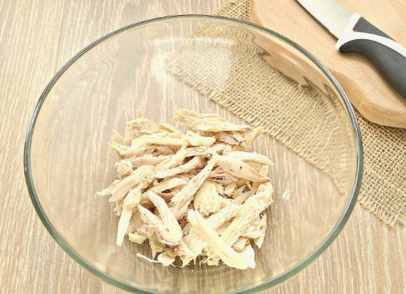 Салат «Лисичка» с корейской морковкой и курицей