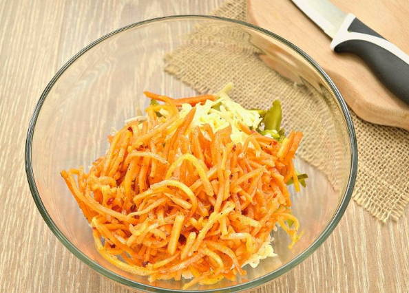 Салат «Лисичка» с корейской морковкой и курицей