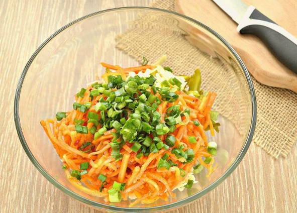 Салат «Лисичка» с корейской морковкой и курицей