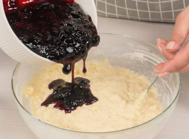 Торт с вареньем из черной смородины