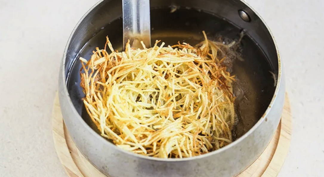 Салат «Муравейник» с копчёной курицей Салат «Муравейник» с копчёной курицей