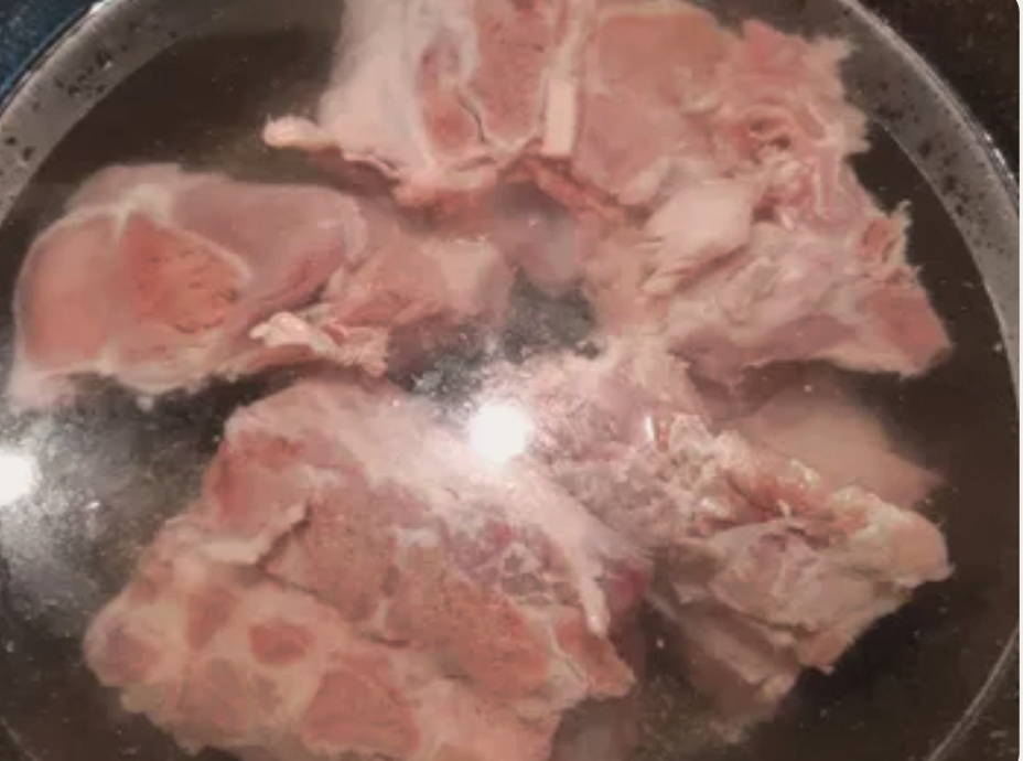 Борщ с квашеной капустой и свининой