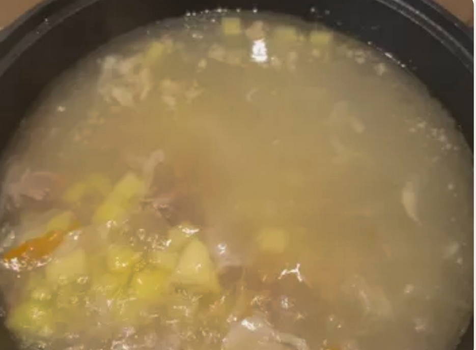 Борщ с квашеной капустой и свининой