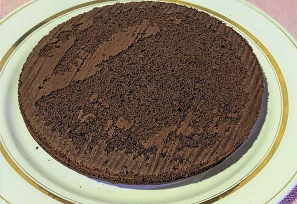 Шоколадный торт с орехами
