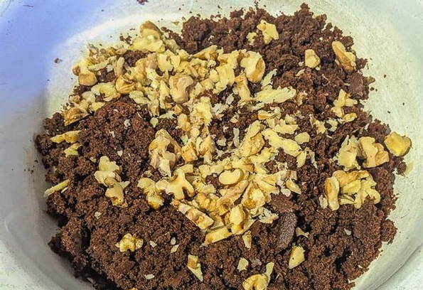 Шоколадный торт с орехами