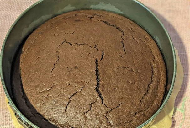 Шоколадный торт с орехами