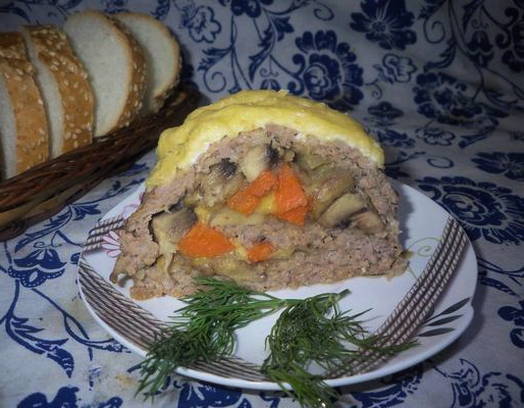 Мясной рулет с грибами