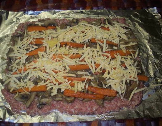 Мясной рулет с грибами
