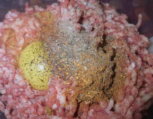 Мясной рулет с грибами