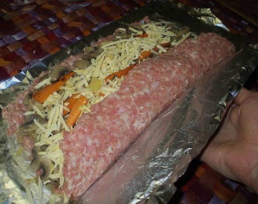 Мясной рулет с грибами
