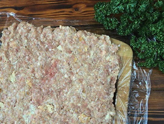 Мясной рулет из свиного фарша в духовке