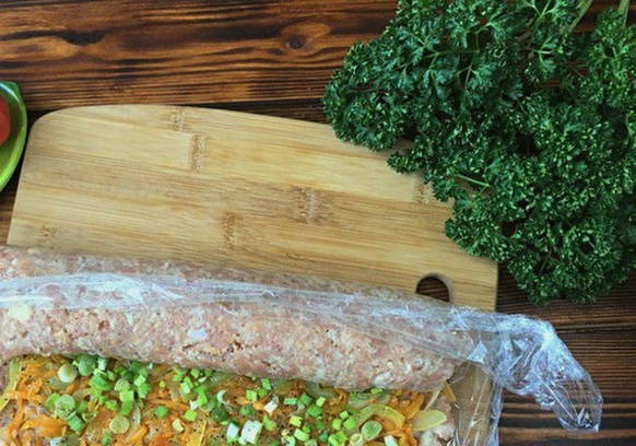 Мясной рулет из свиного фарша в духовке