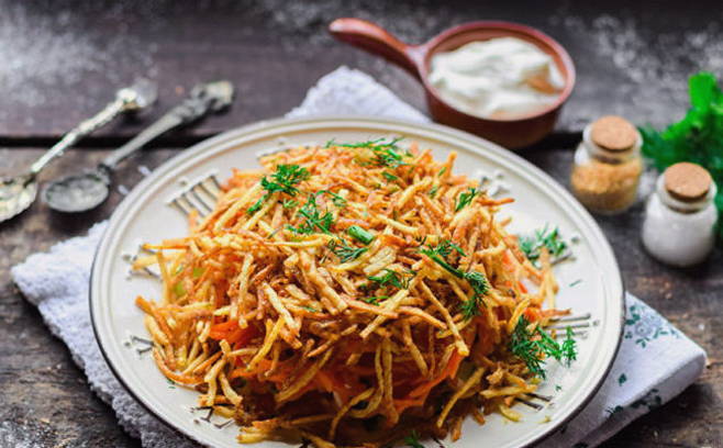 Салат «Муравейник» с курицей, картофельной соломкой и корейской морковью