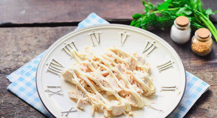 Салат «Муравейник» с курицей, картофельной соломкой и корейской морковью