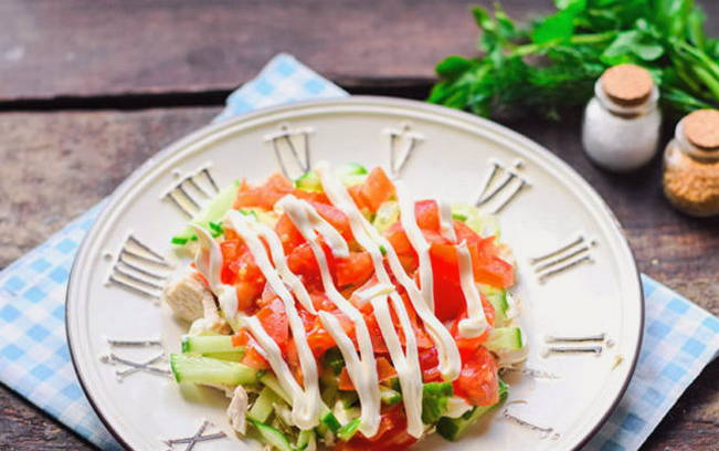 Салат «Муравейник» с курицей, картофельной соломкой и корейской морковью