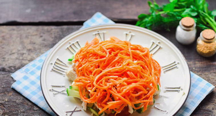 Салат «Муравейник» с курицей, картофельной соломкой и корейской морковью
