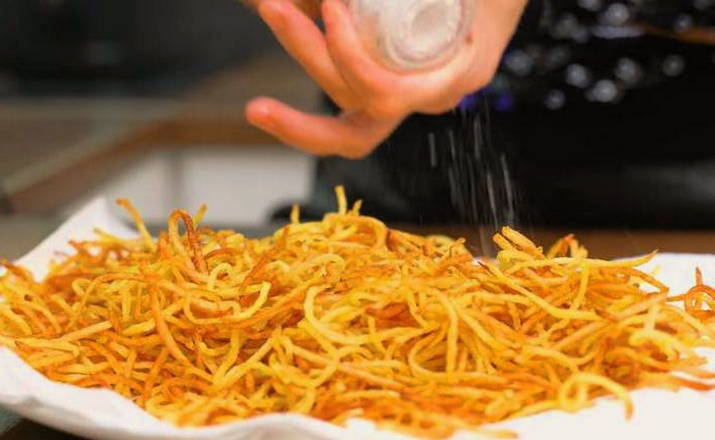 Салат «Муравейник» с курицей, картофельной соломкой и корейской морковью