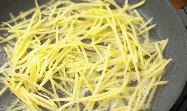 Салат «Муравейник» с курицей, картофельной соломкой и корейской морковью
