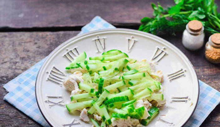 Салат «Муравейник» с курицей, картофельной соломкой и корейской морковью