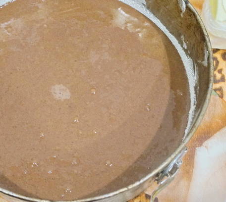 Шоколадный торт с фруктами