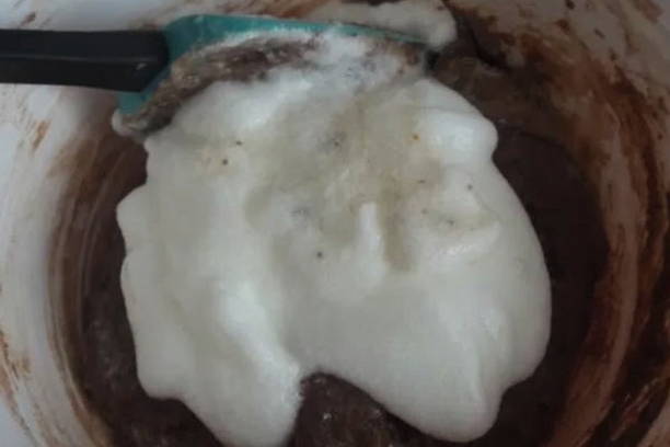 Шоколадный торт с белым кремом