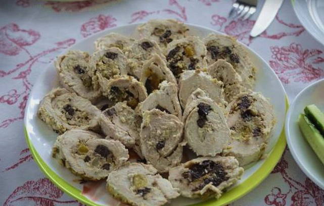 Куриный рулет с черносливом и курагой