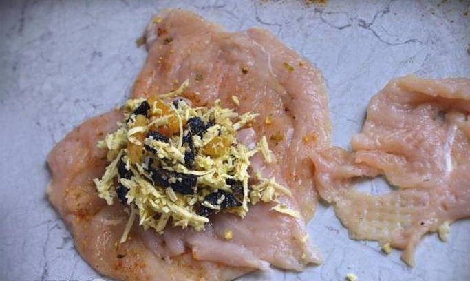 Куриный рулет с черносливом и курагой