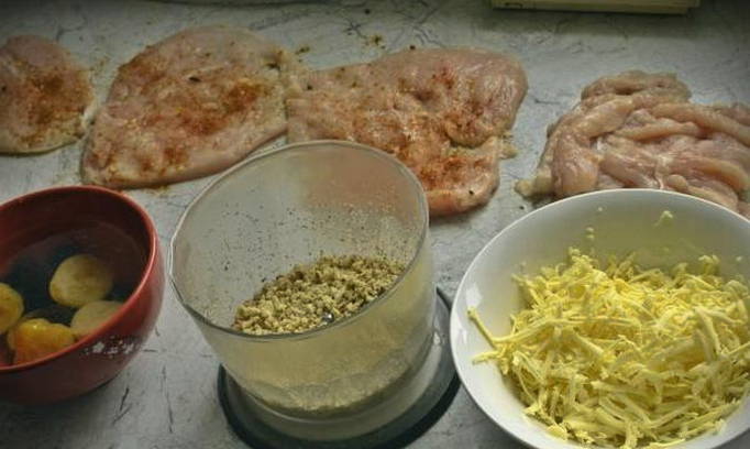 Куриный рулет с черносливом и курагой