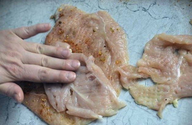 Куриный рулет с черносливом и курагой