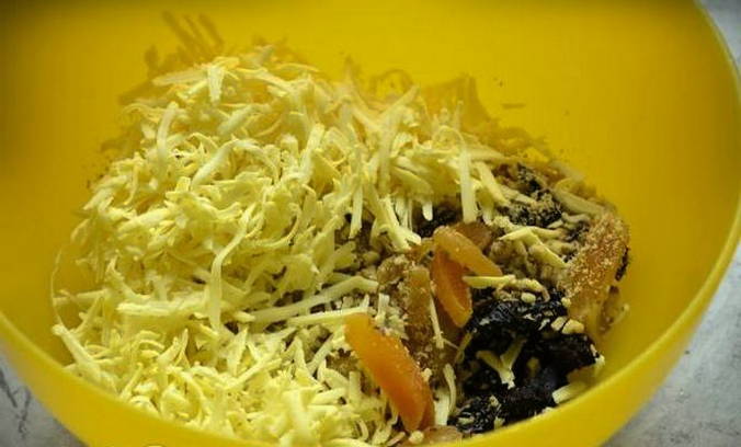 Куриный рулет с черносливом и курагой