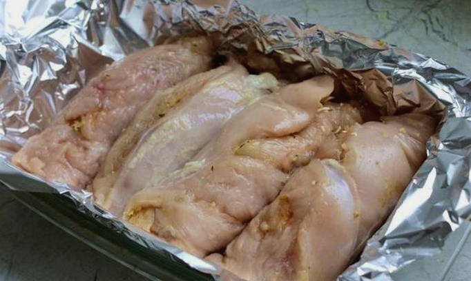 Куриный рулет с черносливом и курагой