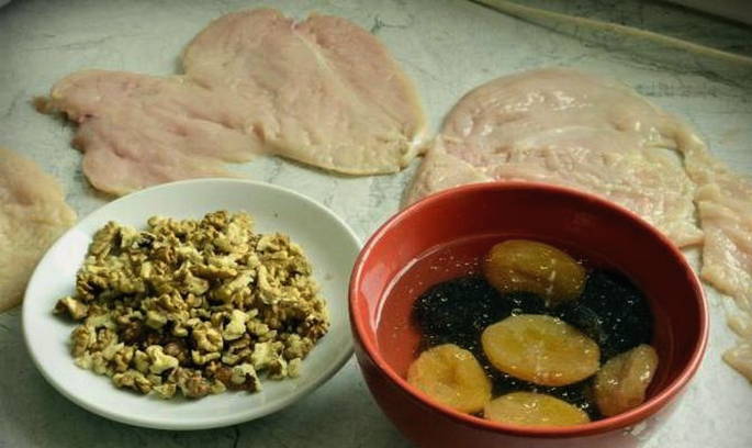 Куриный рулет с черносливом и курагой