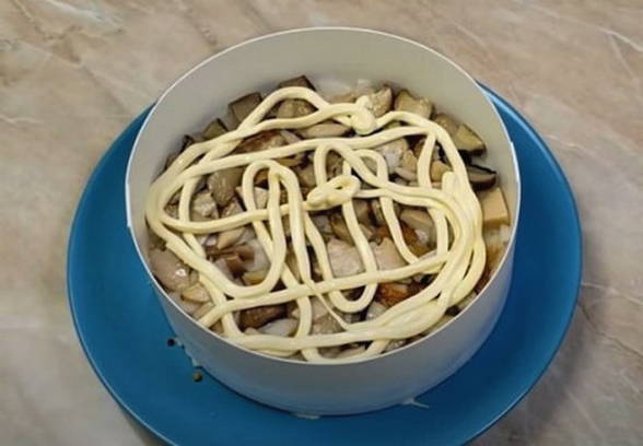 Салат «Мужские слезы» с корейской морковью и шампиньонами
