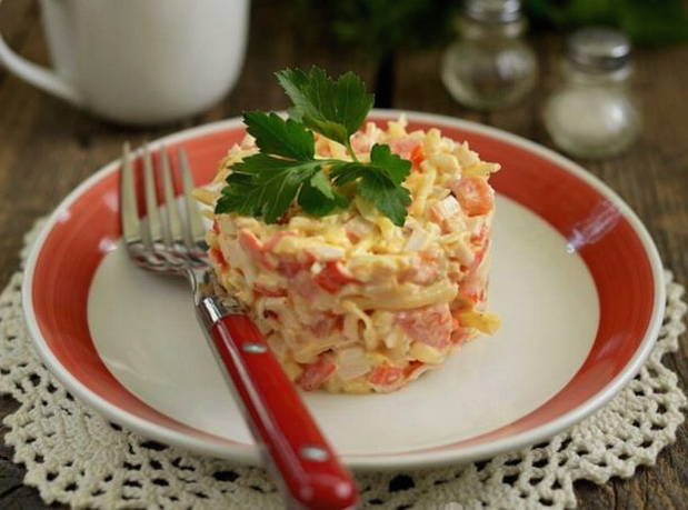 Салат «Морской бриз» с крабовыми палочками