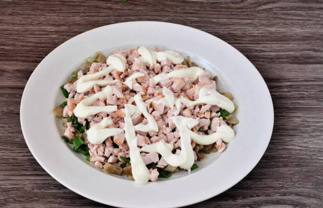 Салат «Матрешка» с корейской морковью и опятами