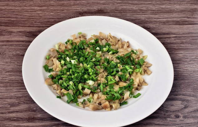 Салат «Матрешка» с корейской морковью и опятами