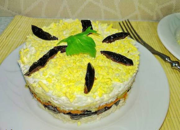 Салат «Марсель» с черносливом