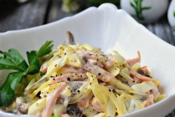 Салат «Людмила» с ветчиной, курицей и грибами