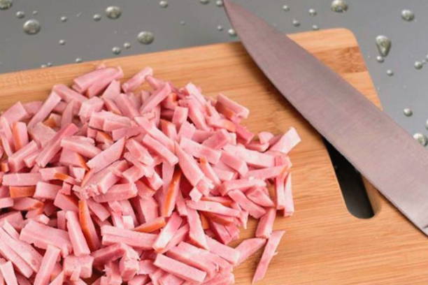 Салат «Людмила» с ветчиной, курицей и грибами