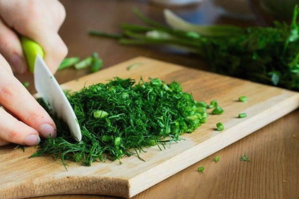 Салат «Людмила» с ветчиной, курицей и грибами
