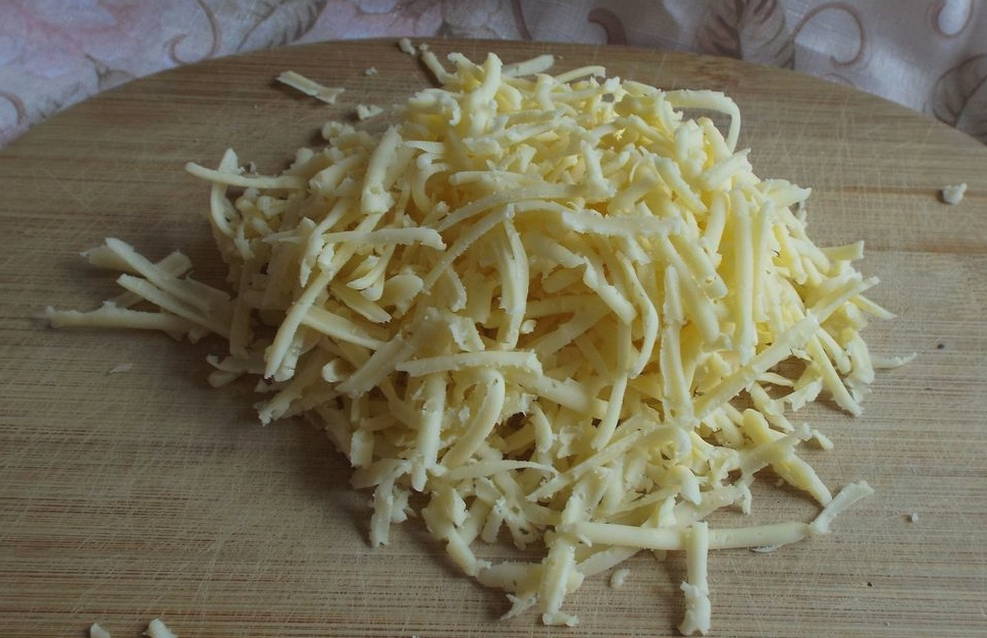 Салат «Мельница» с корейской морковью, кукурузой и изюмом Салат «Мельница» с корейской морковью, кукурузой и изюмом