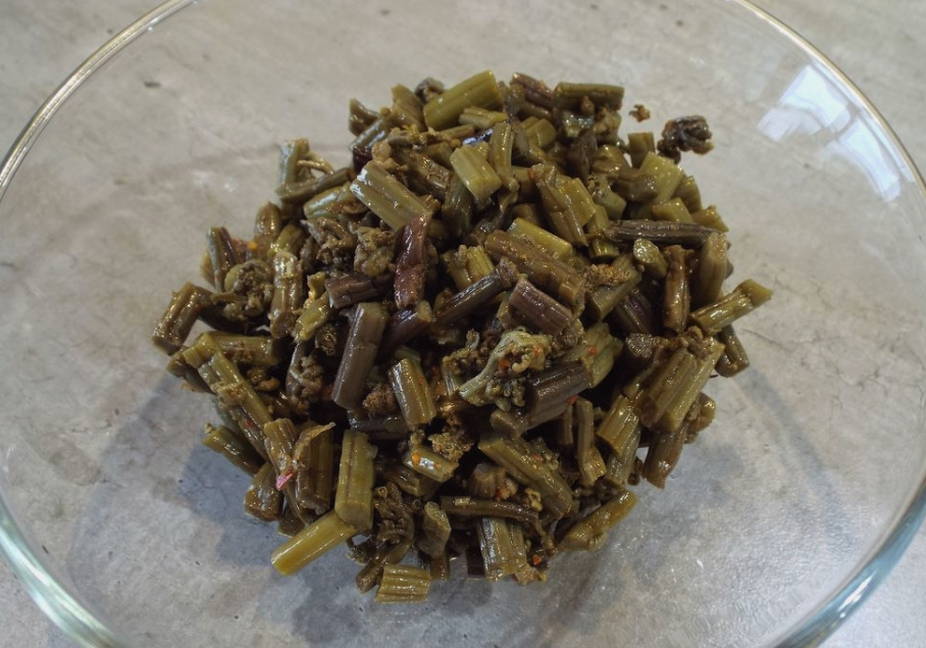 Салат «Мельница» с корейской морковью, кукурузой и изюмом Салат «Мельница» с корейской морковью, кукурузой и изюмом