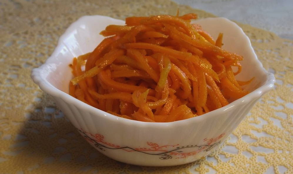 Салат «Мельница» с корейской морковью, кукурузой и изюмом Салат «Мельница» с корейской морковью, кукурузой и изюмом