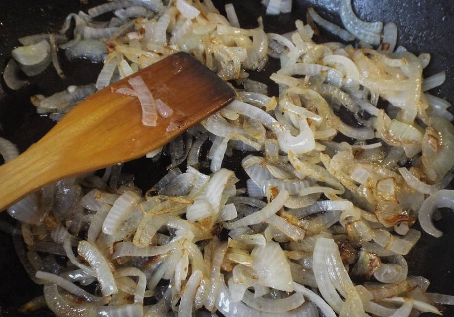 Салат «Мельница» с корейской морковью, кукурузой и изюмом Салат «Мельница» с корейской морковью, кукурузой и изюмом