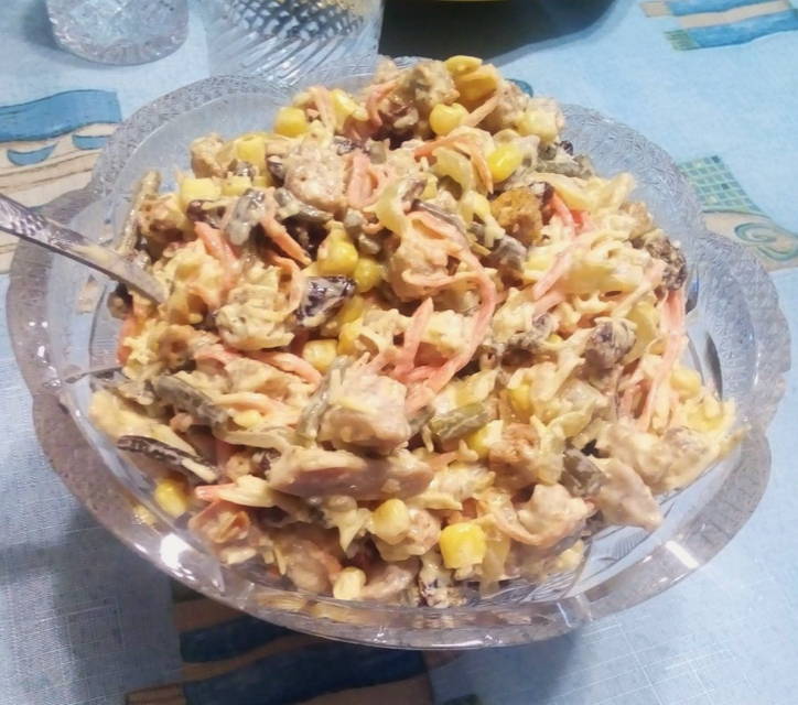 Салат «Мельница» с корейской морковью, кукурузой и изюмом Салат «Мельница» с корейской морковью, кукурузой и изюмом
